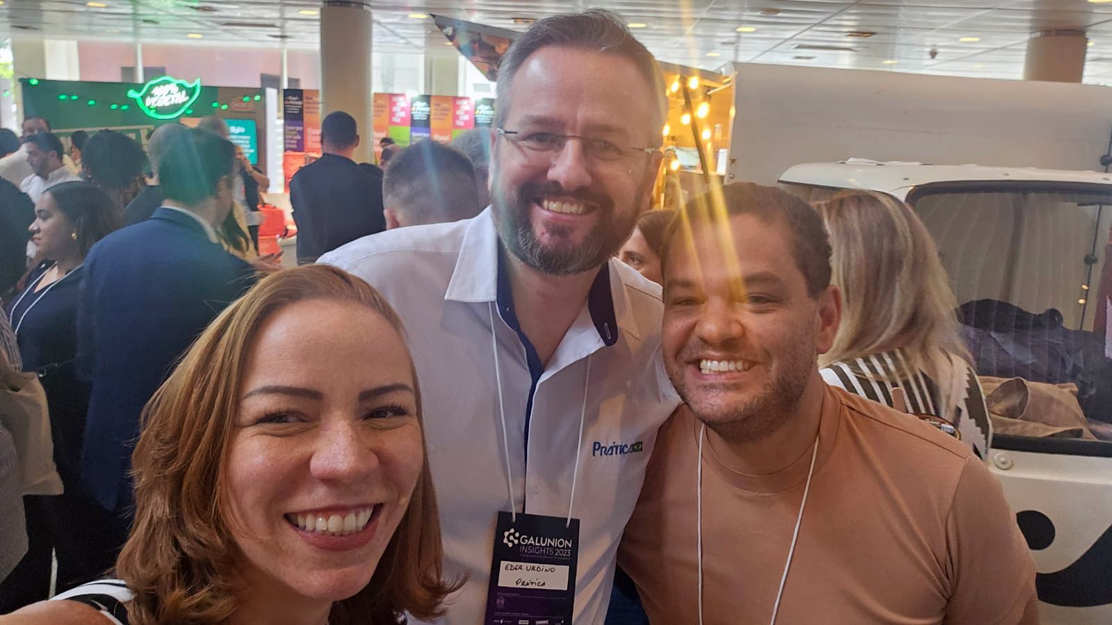 Um homem e uma mulher estão posando para uma foto juntos.