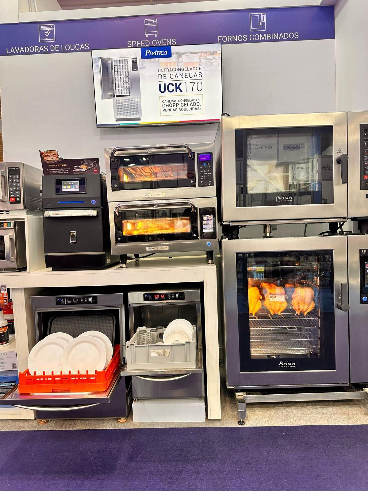 Vários fornos estão em exposição em uma loja