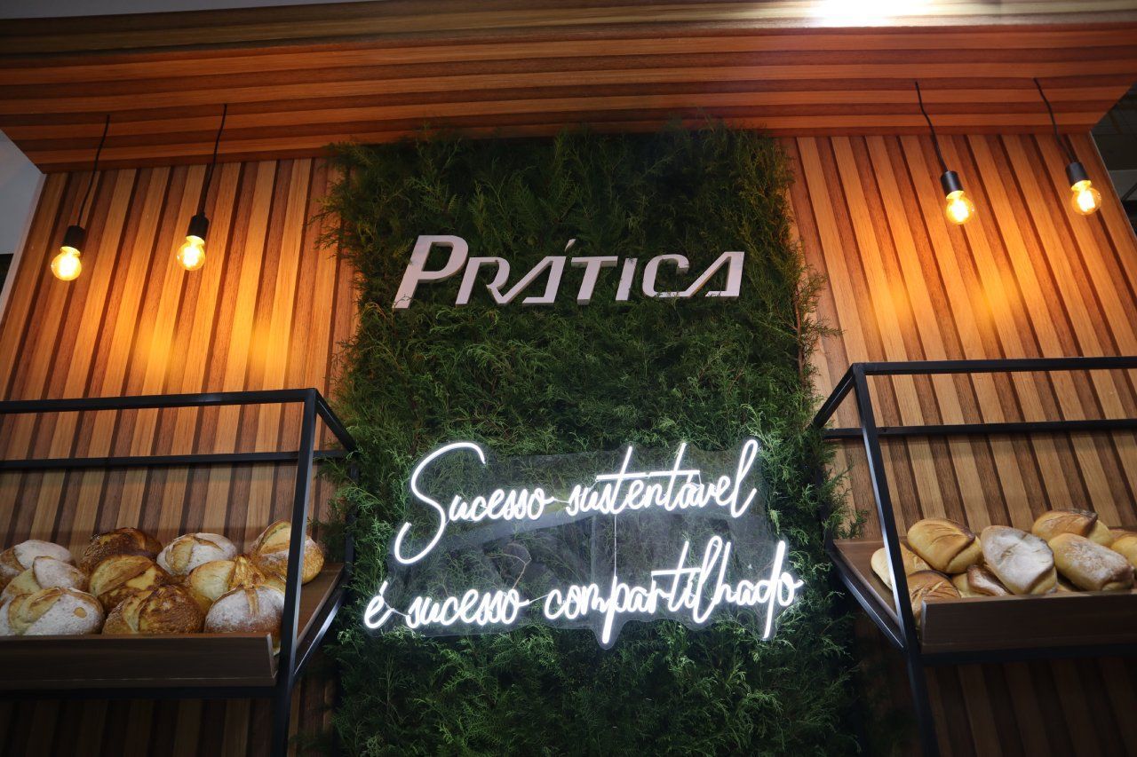 Uma padaria com uma placa na parede que diz pratica