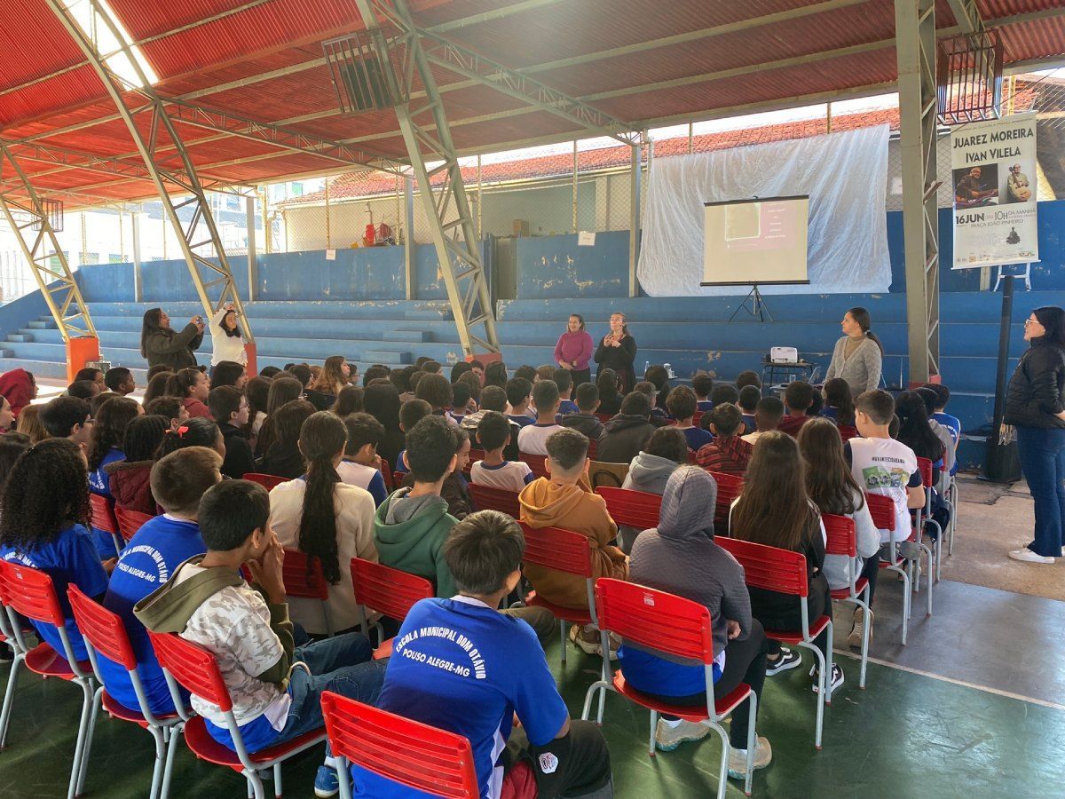 Um grande grupo de pessoas está sentado em cadeiras em um estádio.