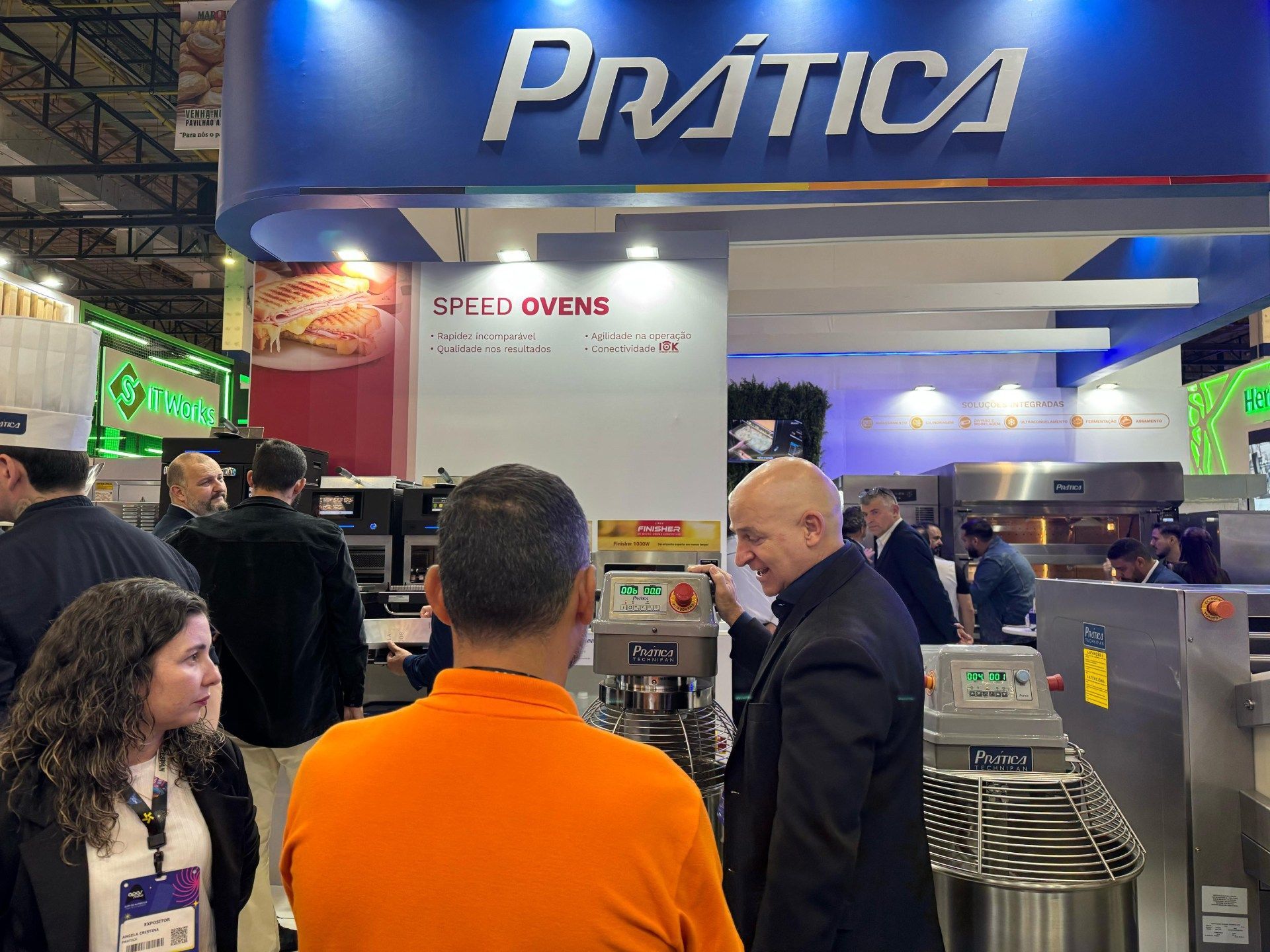 Um grupo de pessoas em pé em frente a uma placa de prática