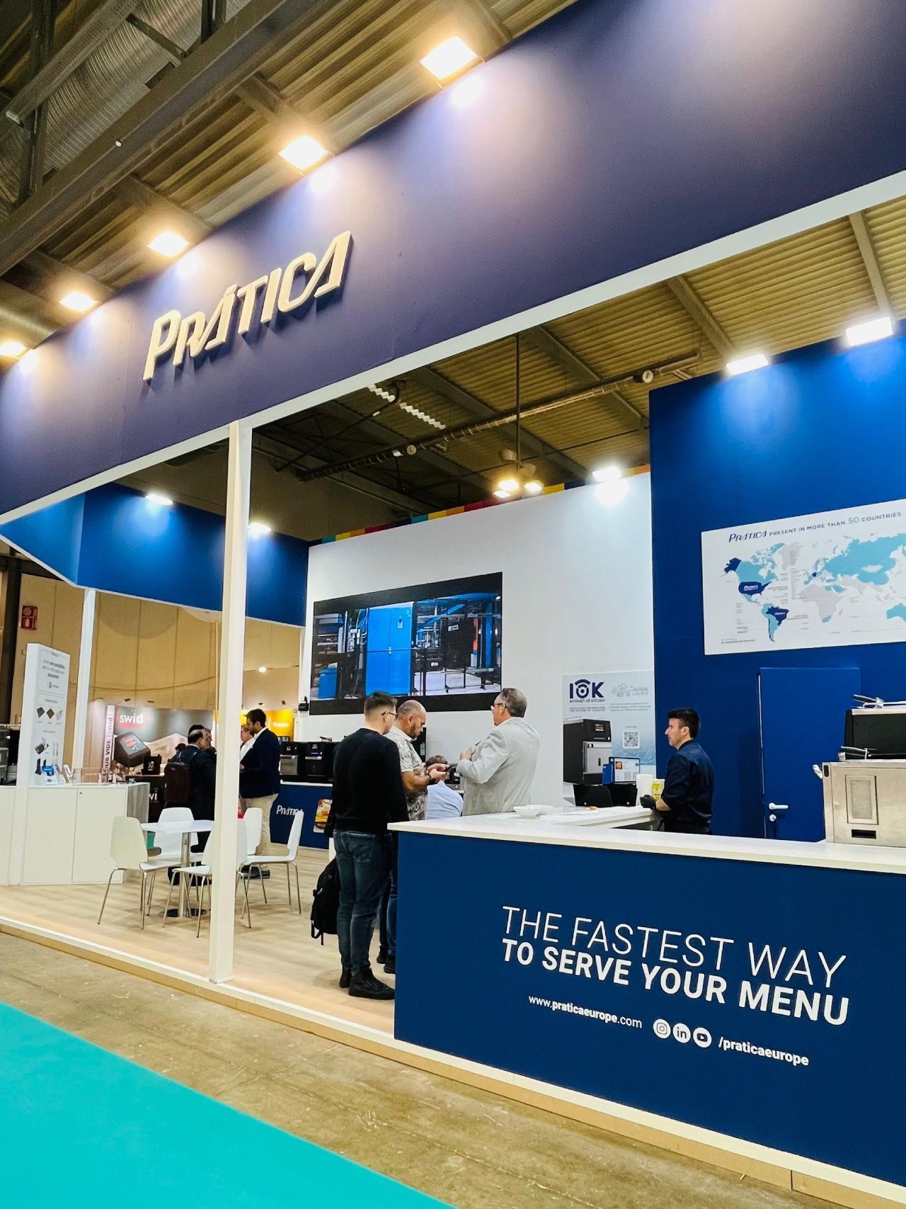 Um estande de feira com o nome 