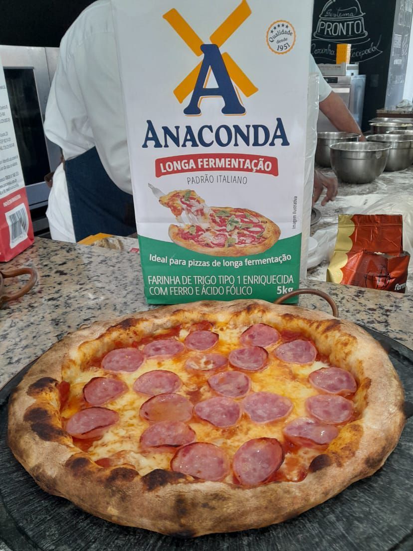 Uma pizza ao lado de uma caixa que diz anaconda
