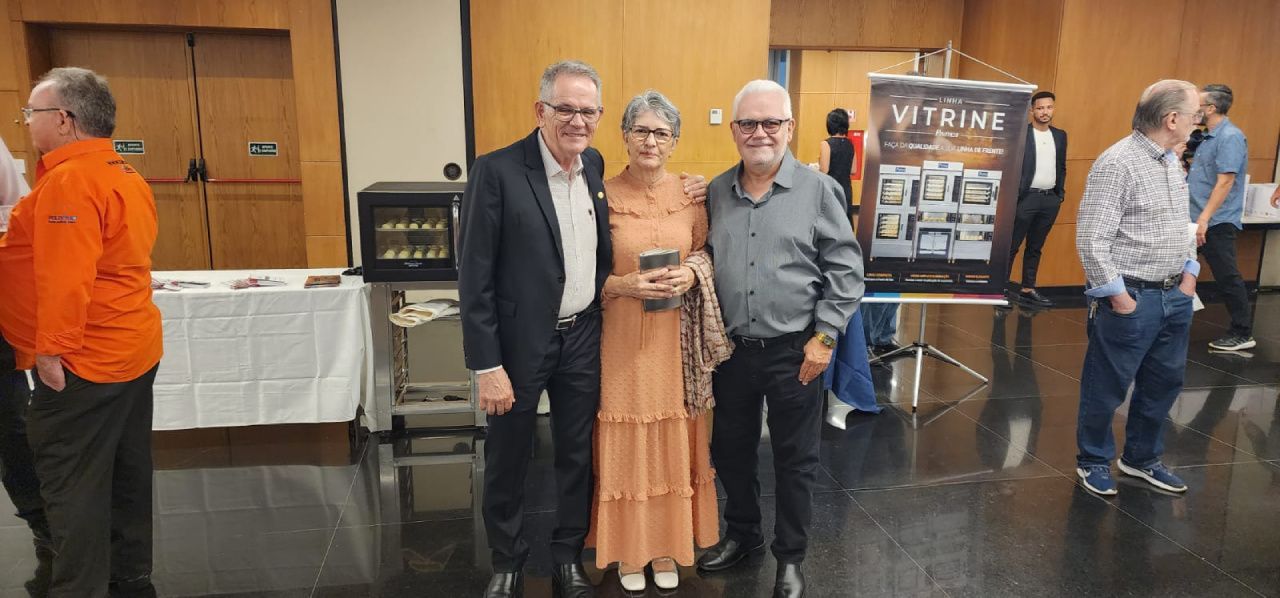 Um grupo de pessoas está posando para uma foto em uma sala.