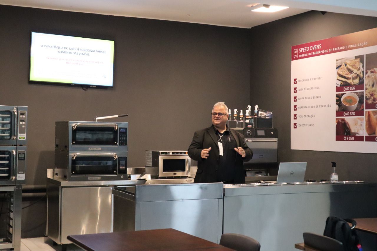 Um homem parado em frente ao balcão de um restaurante
