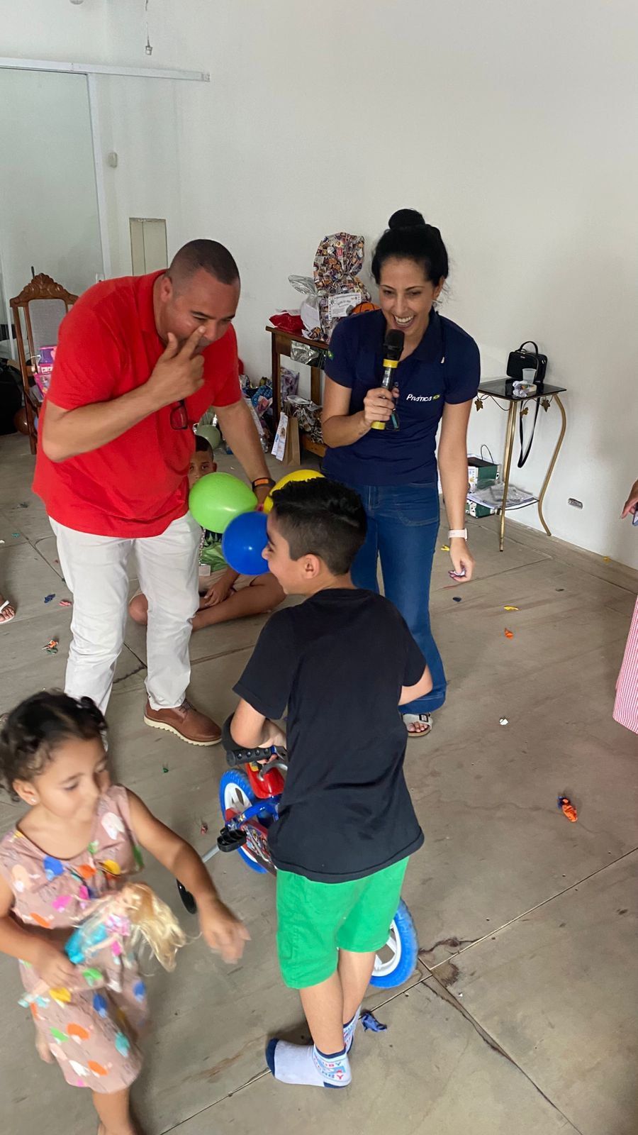 Um grupo de pessoas está brincando com balões em uma sala.