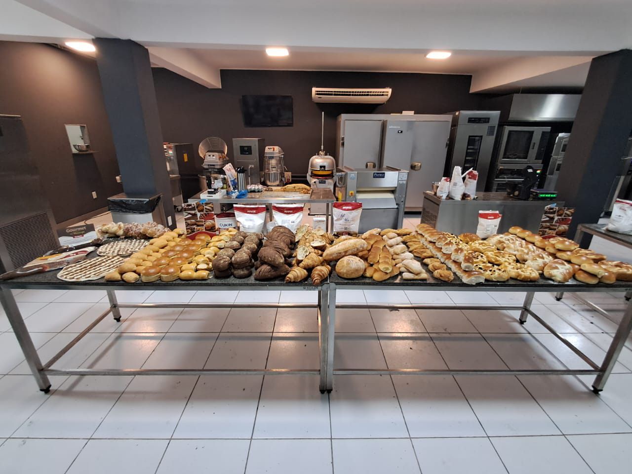 Uma mesa com muita comida em uma cozinha