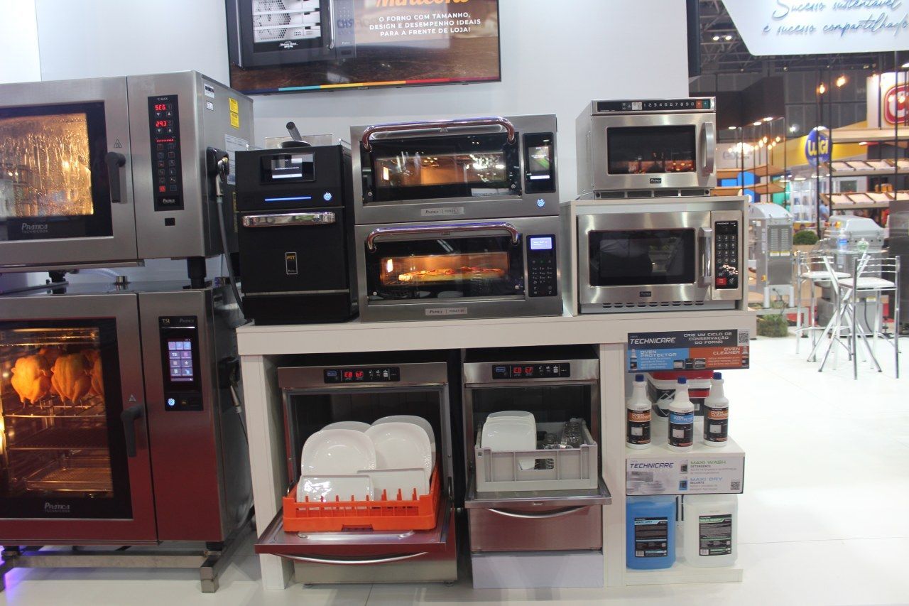 Uma exposição de fornos e microondas em uma loja