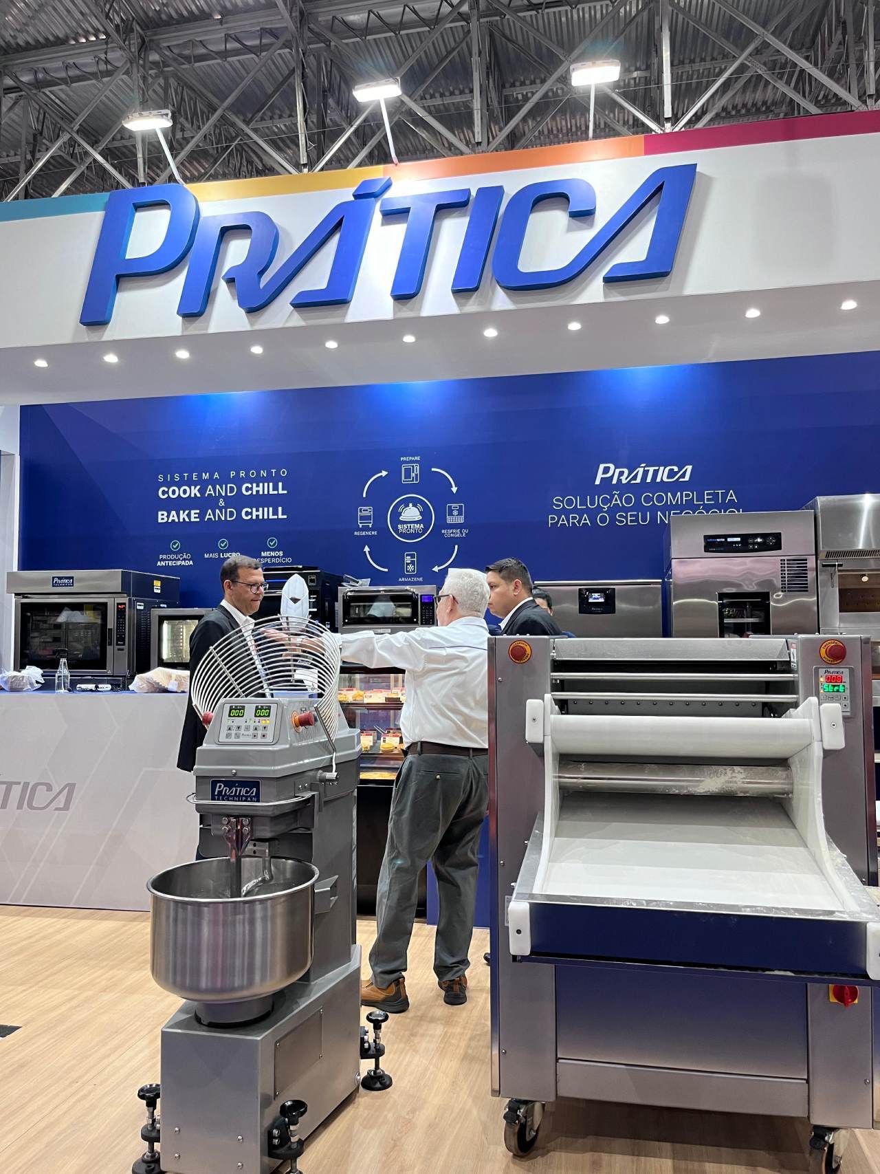 Um grupo de pessoas está em frente a uma placa que diz pratica.