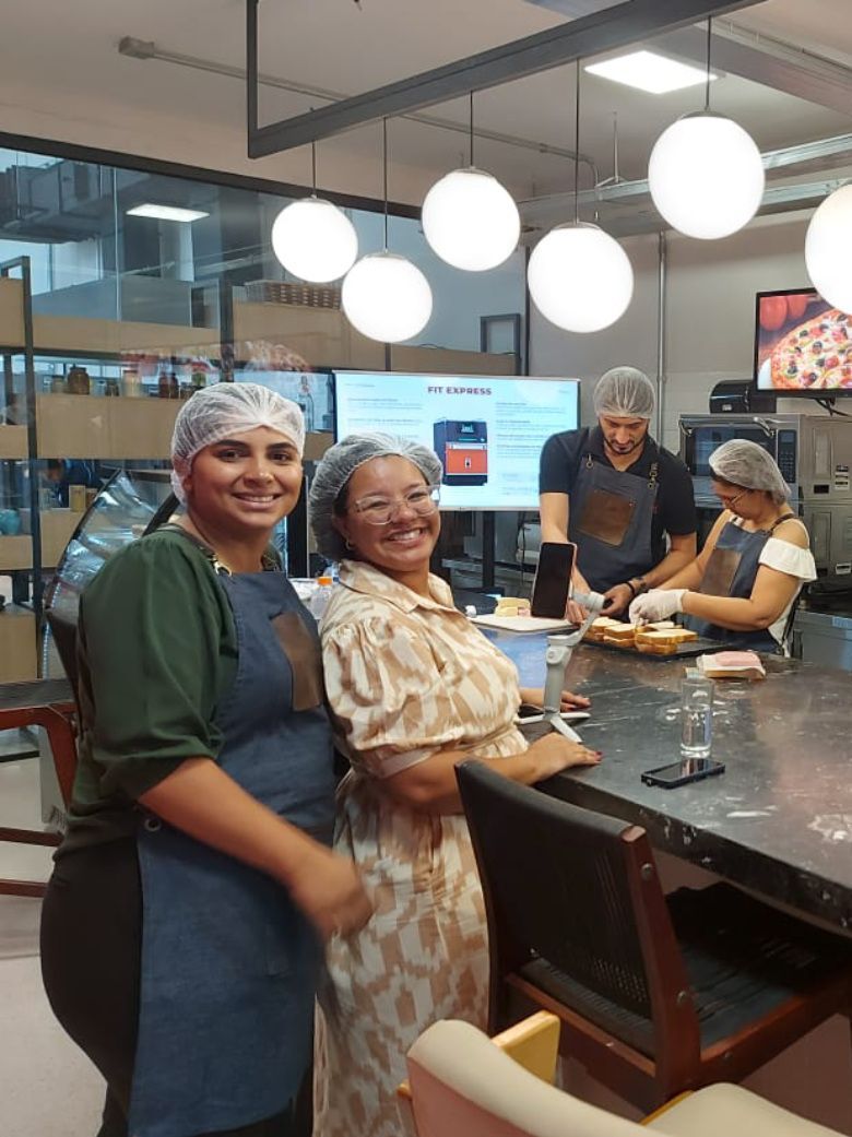 Um grupo de pessoas posando para uma foto em uma cozinha