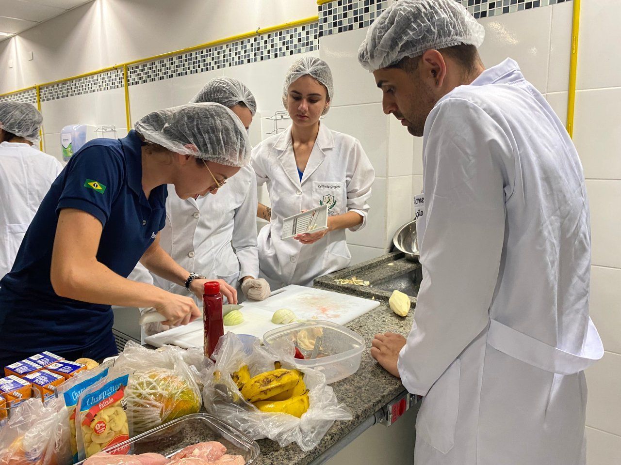 Um grupo de pessoas está preparando comida em uma cozinha.
