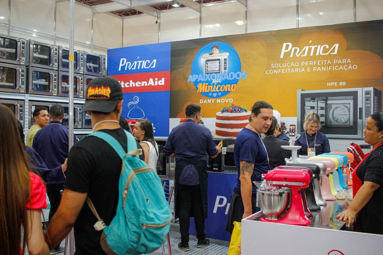 Um grupo de pessoas está em frente a uma vitrine da KitchenAid.