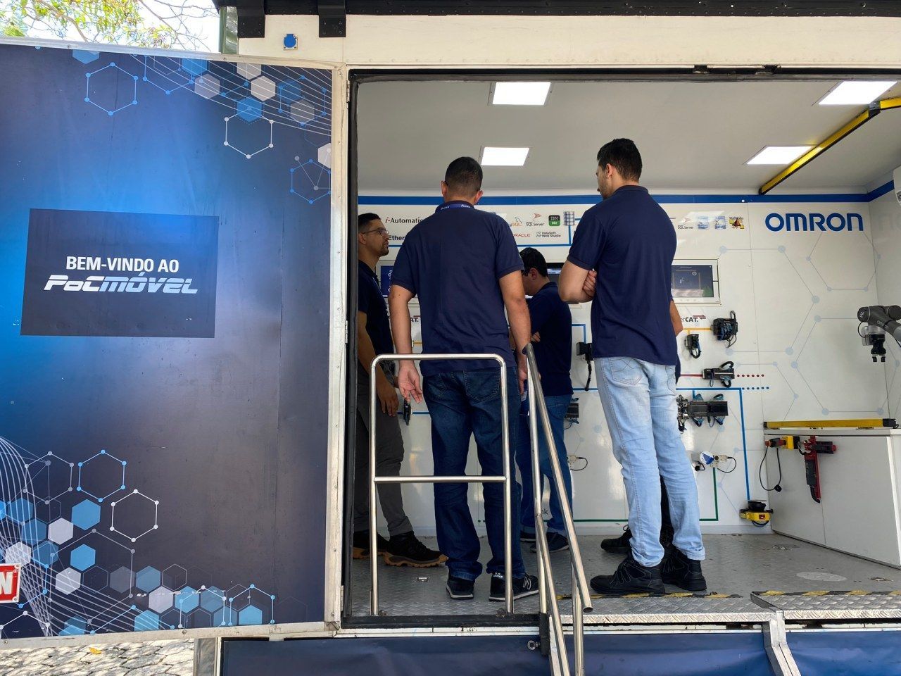 Um grupo de homens está do lado de fora de um prédio.