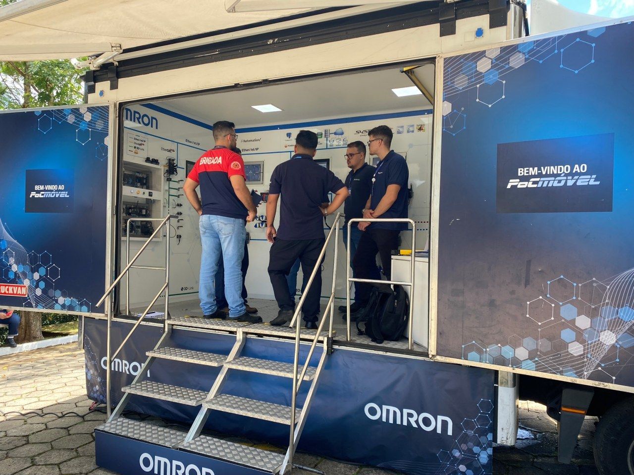 Um grupo de homens está parado em frente a um trailer.