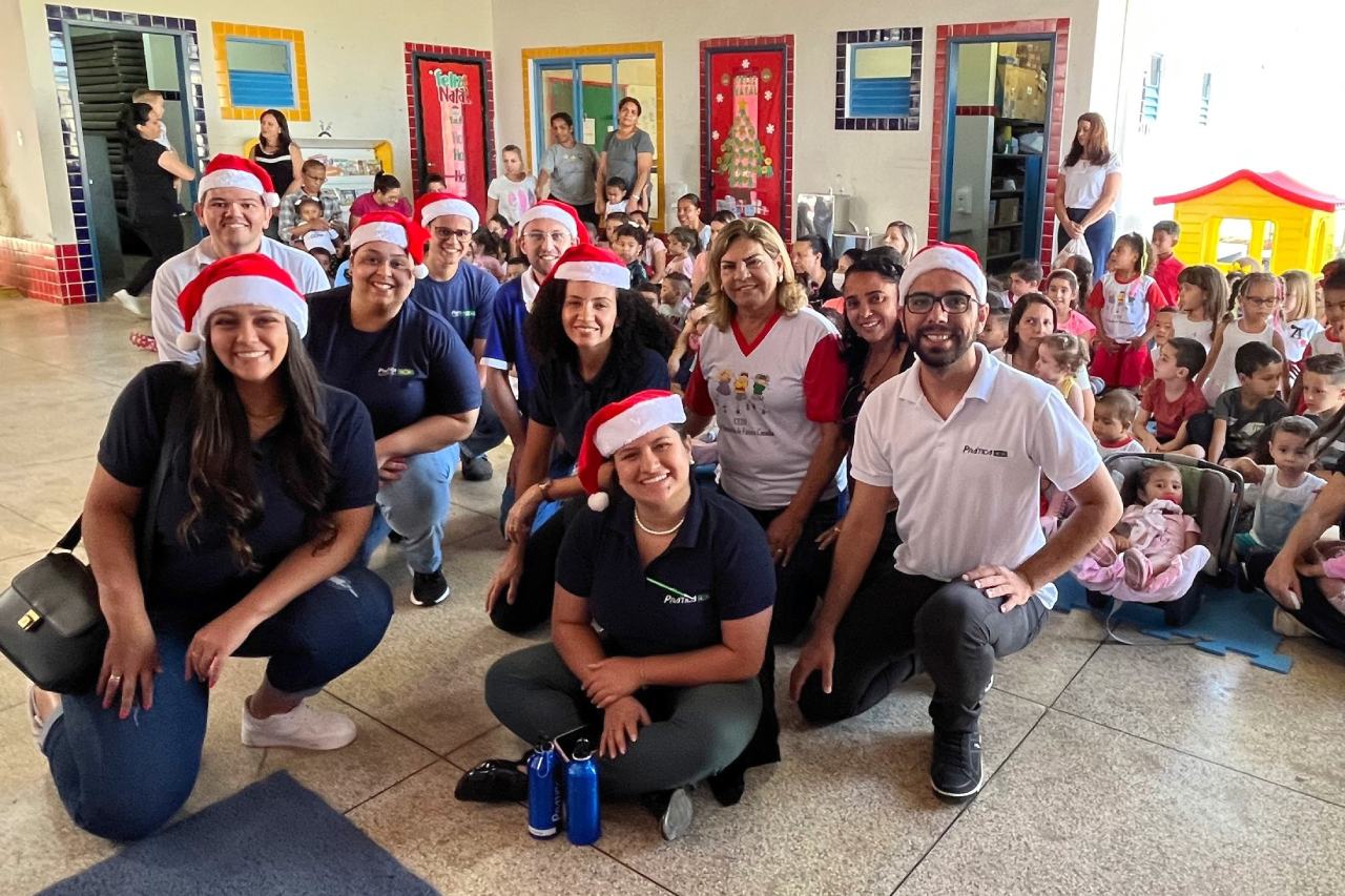 Um grupo de pessoas usando chapéus de Papai Noel está posando para uma foto.
