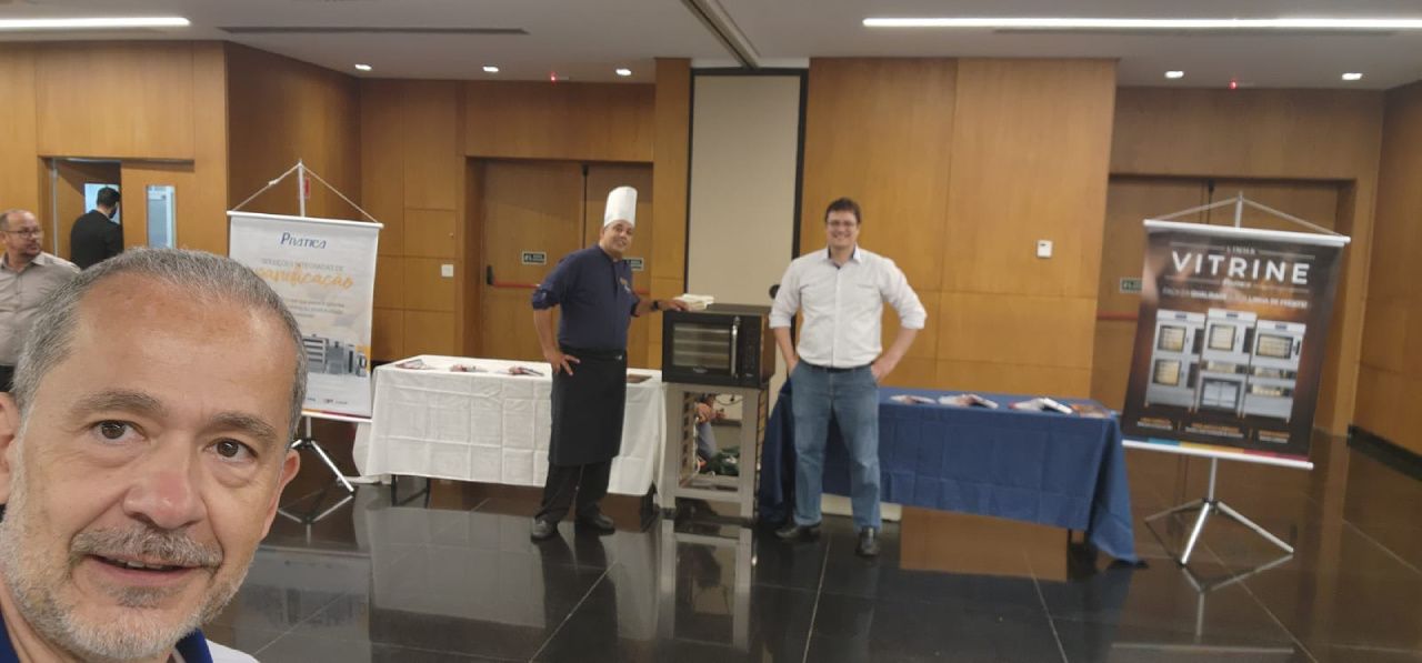 Um homem está tirando uma foto de si mesmo em uma sala.