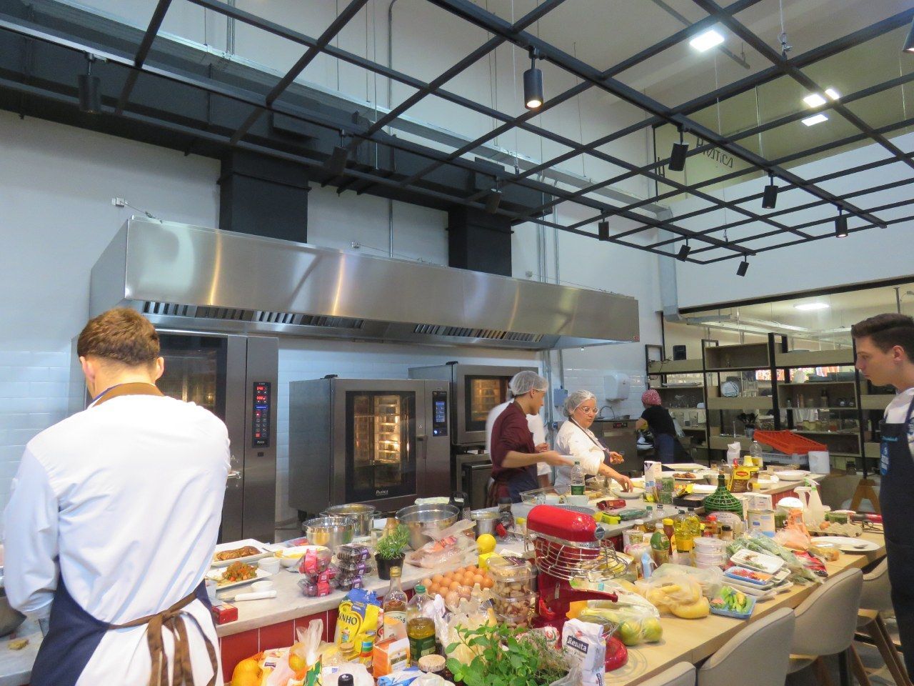 Um grupo de pessoas está preparando comida em uma cozinha.