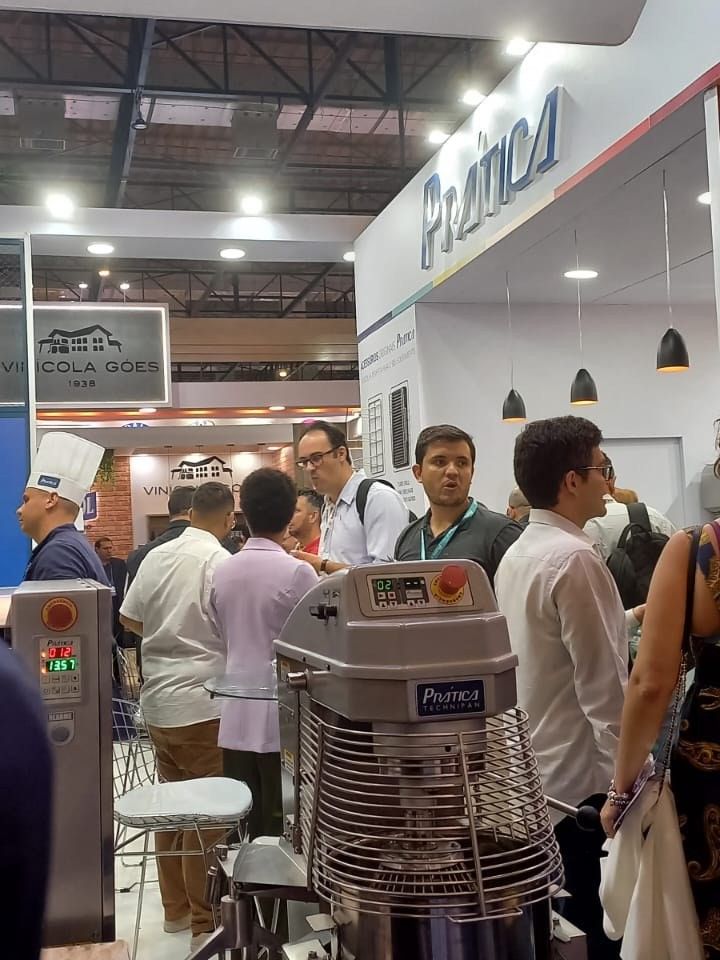 Um grupo de pessoas está em volta de uma máquina que diz primea