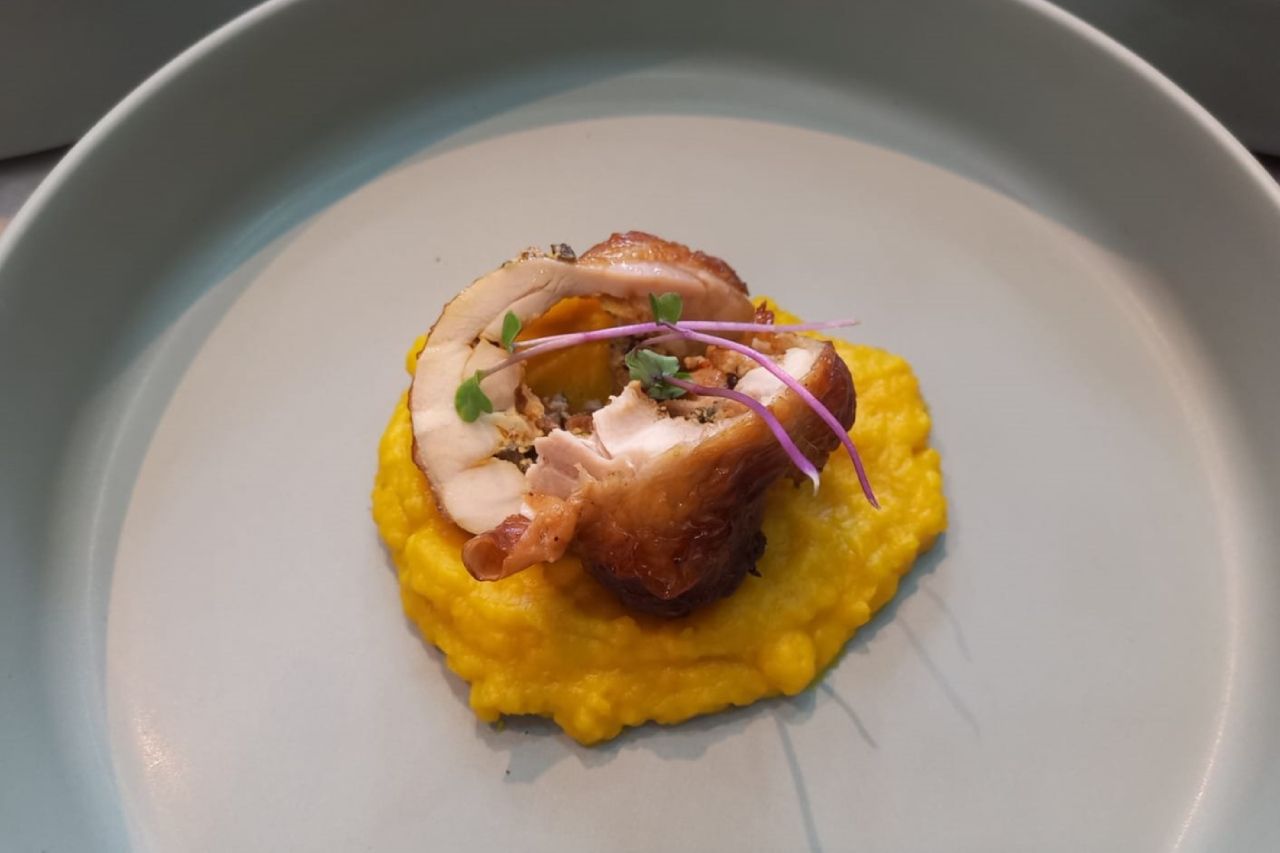 Um close de um prato de comida em uma mesa