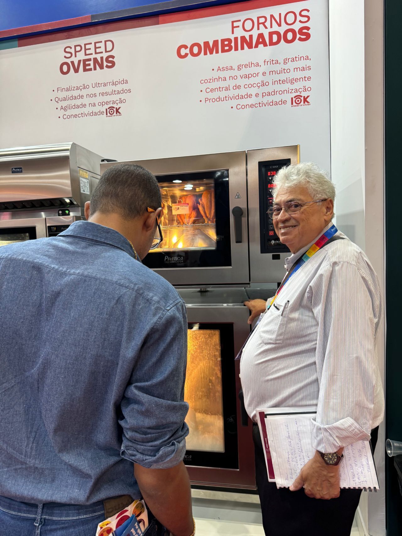 Dois homens estão parados em frente a uma placa que diz fornos rápidos