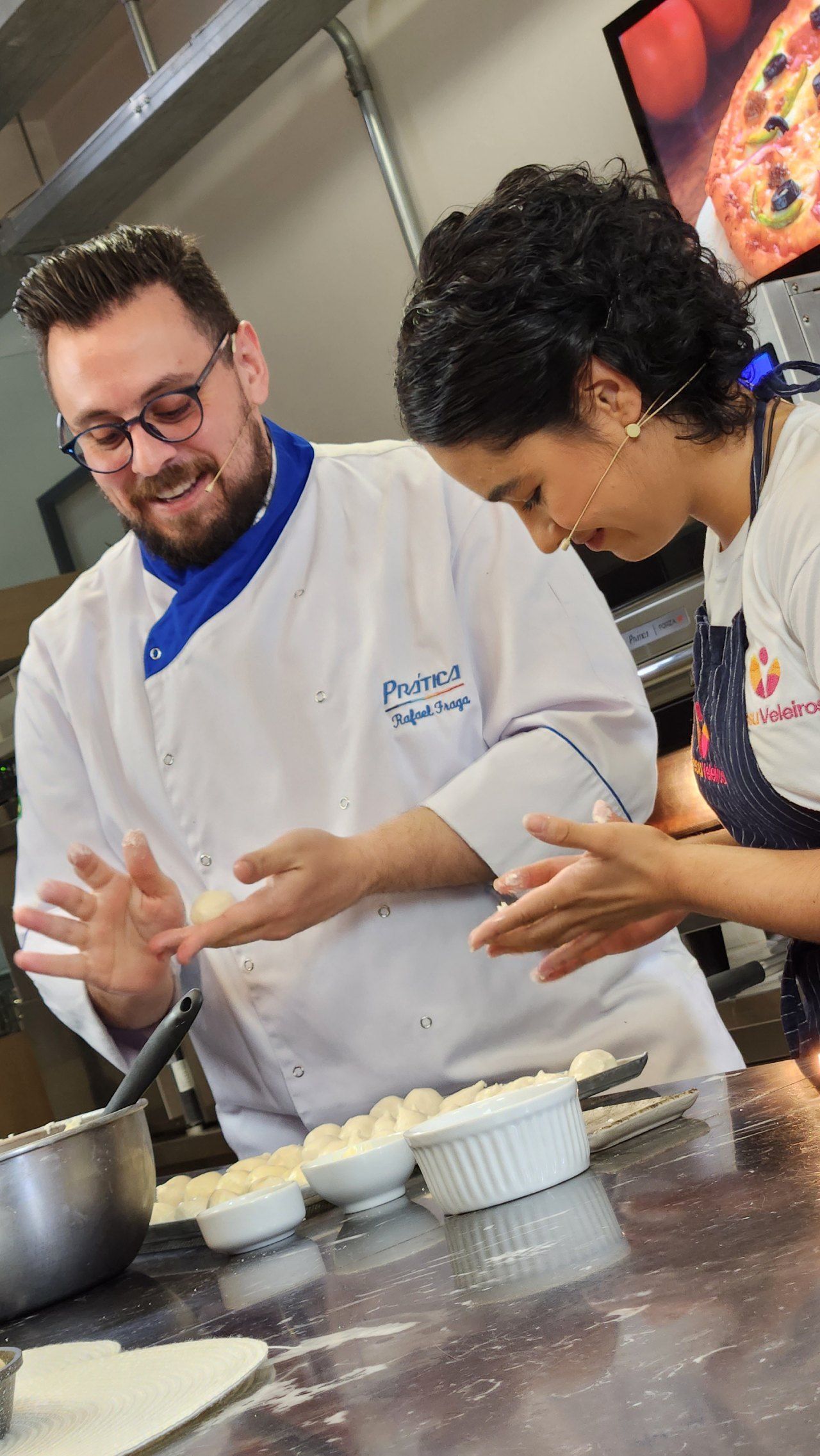 Um homem e uma mulher estão preparando comida na cozinha.