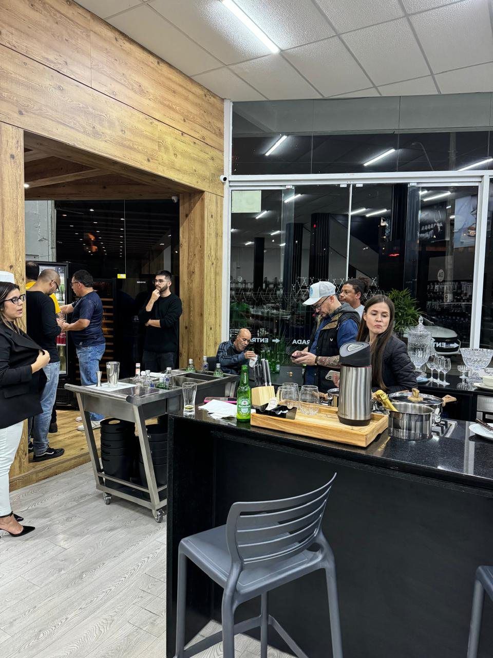 Um grupo de pessoas está sentado à mesa em um restaurante.