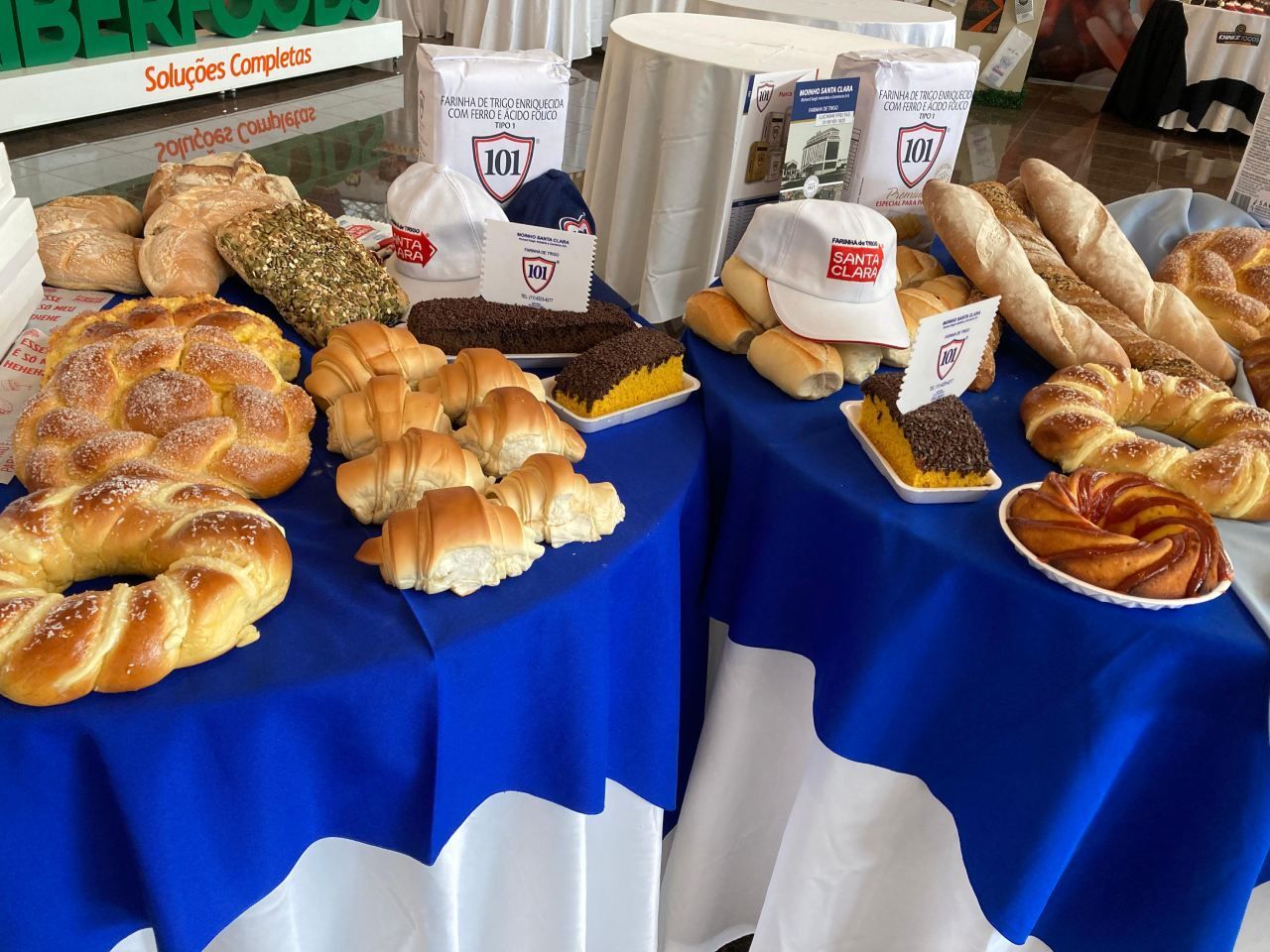 Uma mesa coberta com uma variedade de pães e doces