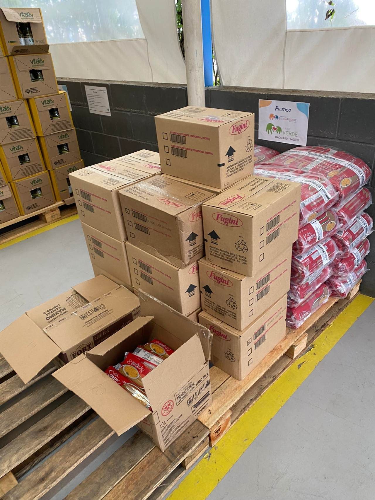 Um monte de caixas empilhadas umas sobre as outras em um palete de madeira.