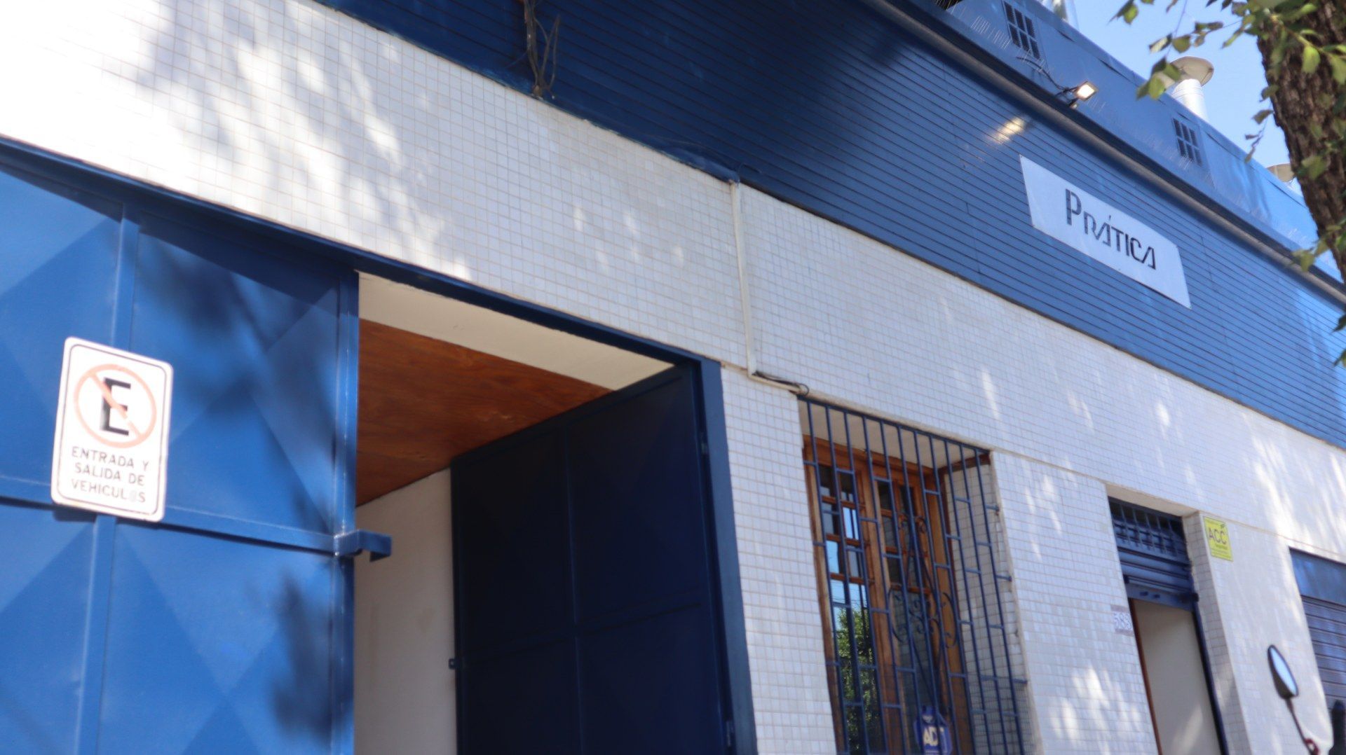 Um prédio azul com uma placa que diz e nele