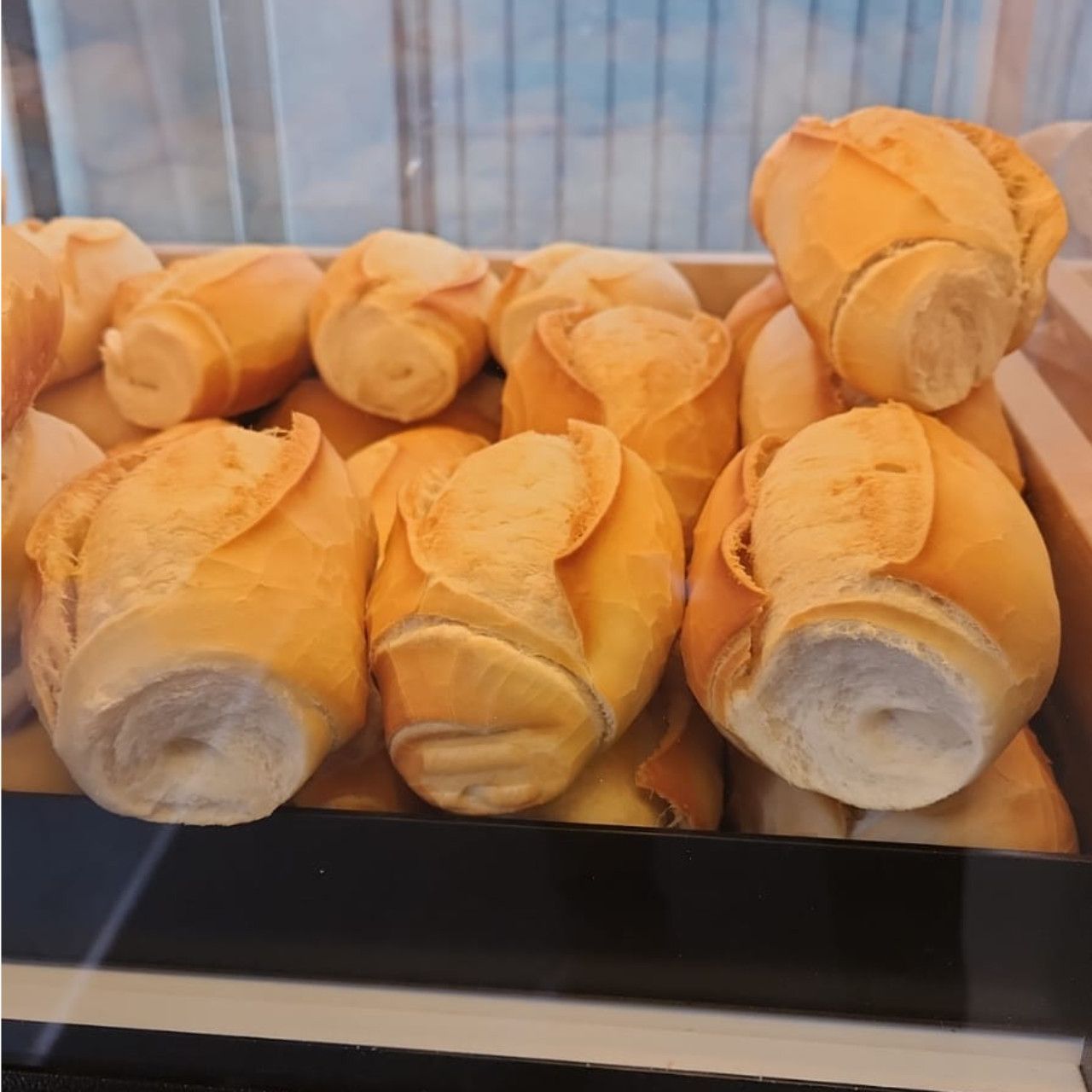 Um monte de pães em uma caixa de vidro