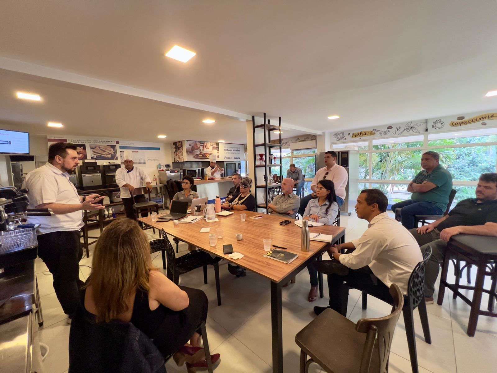 Um grupo de pessoas está sentado em mesas em um restaurante.