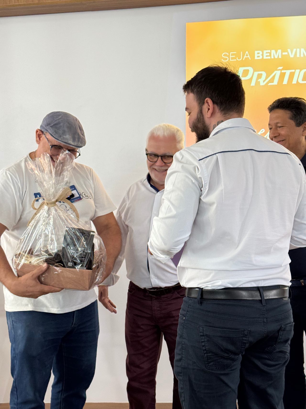 Um grupo de homens está em pé ao redor de um homem segurando uma cesta.