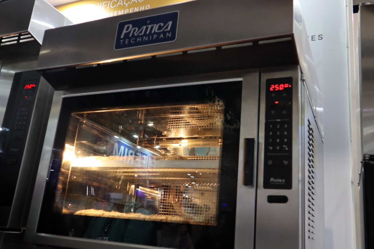 Um forno de aço inoxidável com a palavra pranca escrita nele