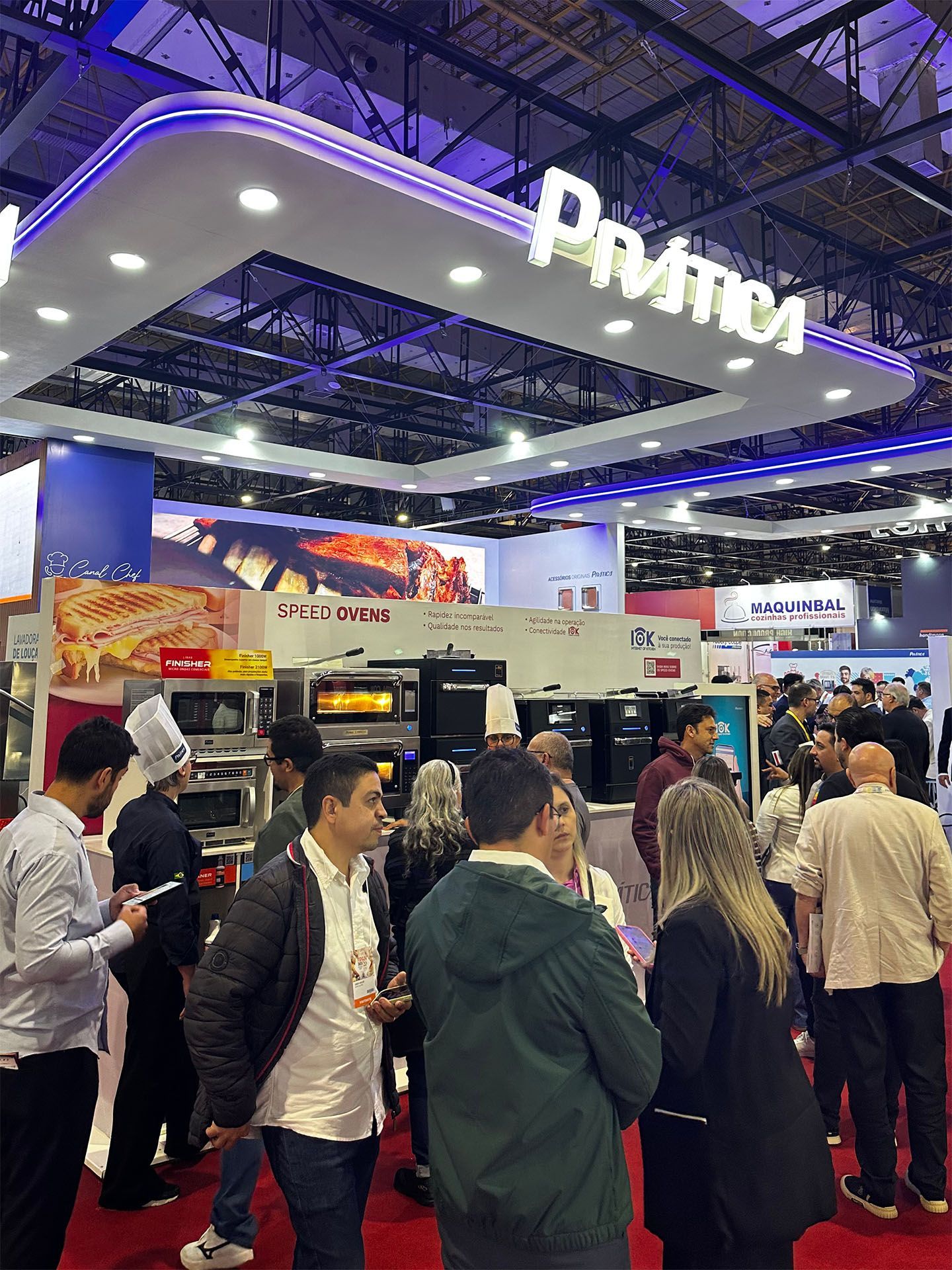 Um grupo de pessoas está em uma sala em uma convenção.