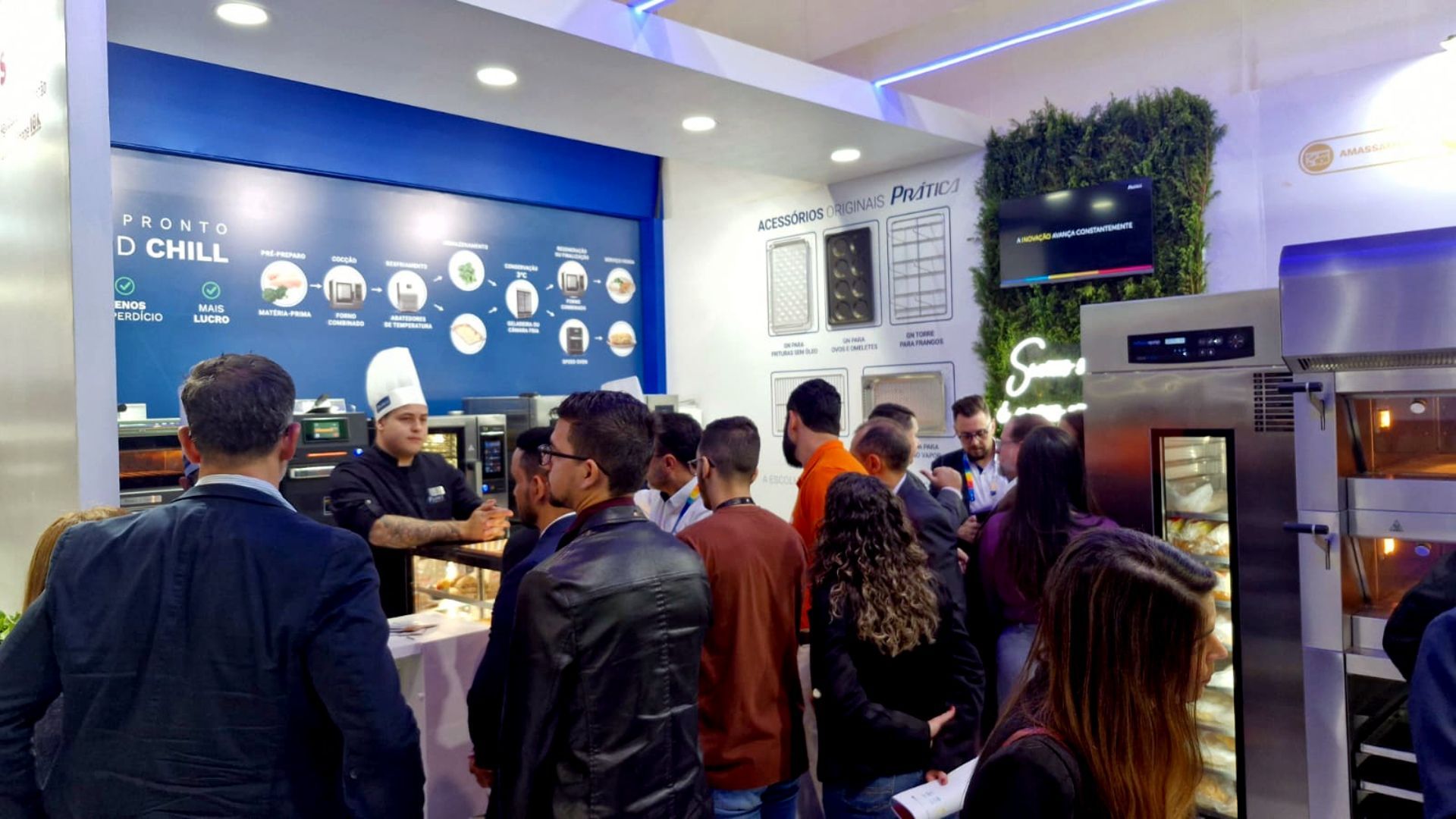 Um grupo de pessoas está em um restaurante.