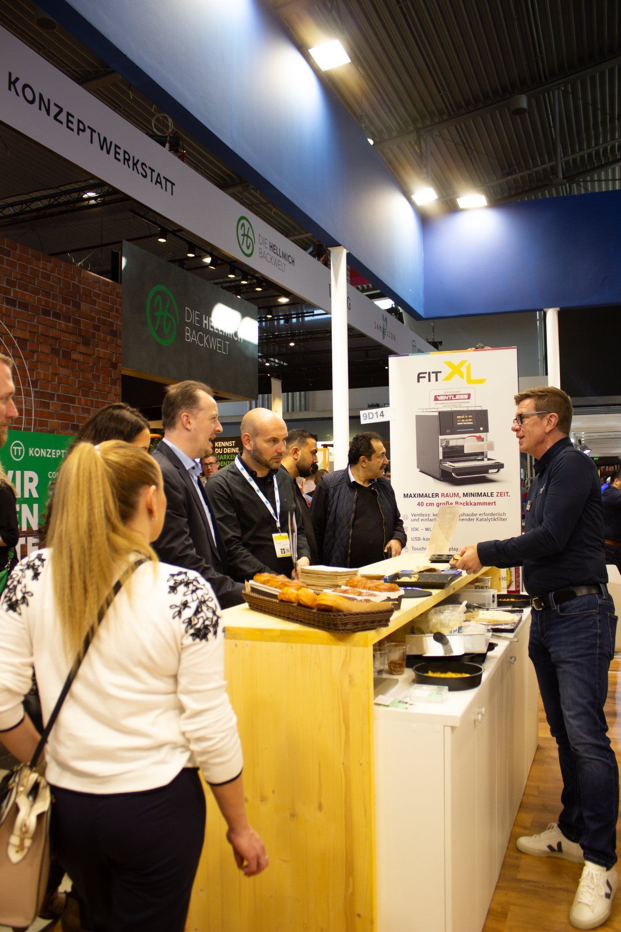 Um grupo de pessoas está em volta de uma mesa em uma convenção.