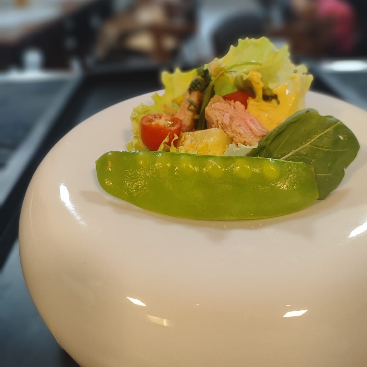 Um close de uma salada em um prato branco