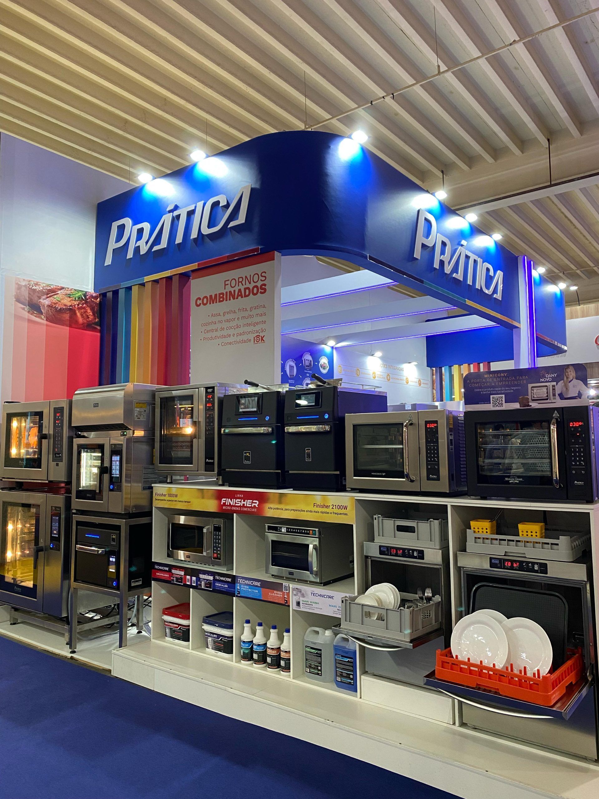 Uma exposição de fornos e micro-ondas em uma loja chamada pratica