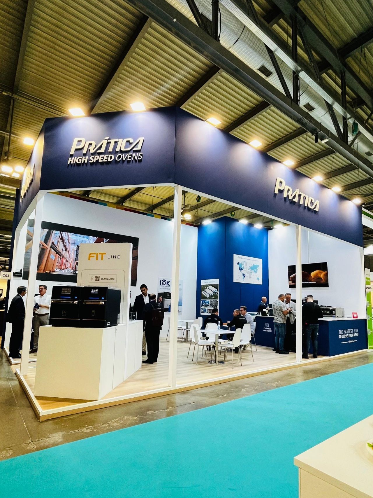 Estande de feira com o logotipo 