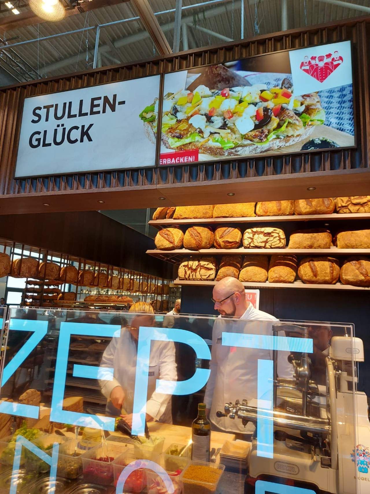 Uma padaria com uma placa que diz 'stellen-glück'