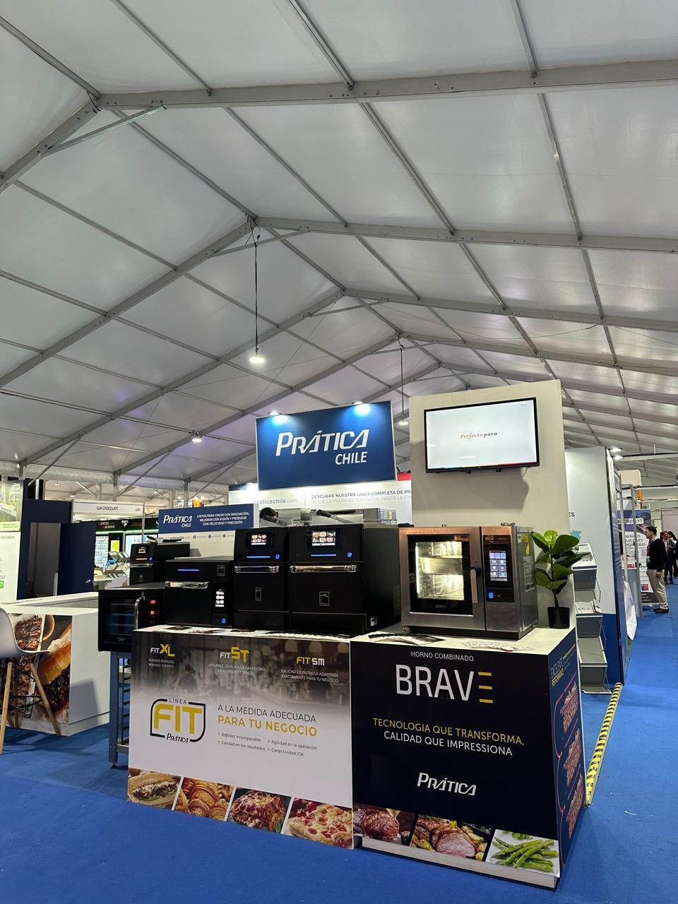 Uma barraca com uma placa que diz corajoso