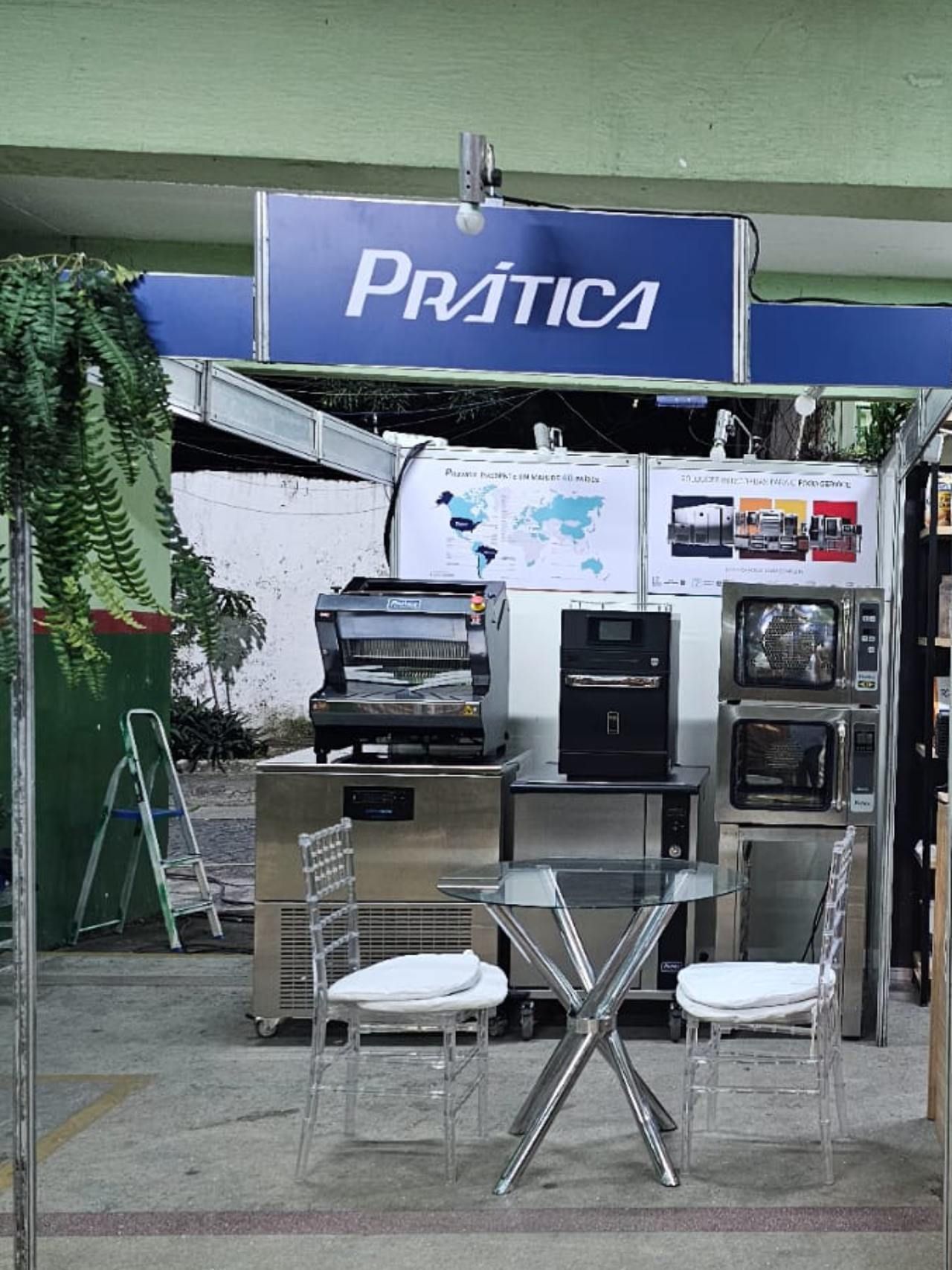 Uma placa azul com a palavra pratica nela