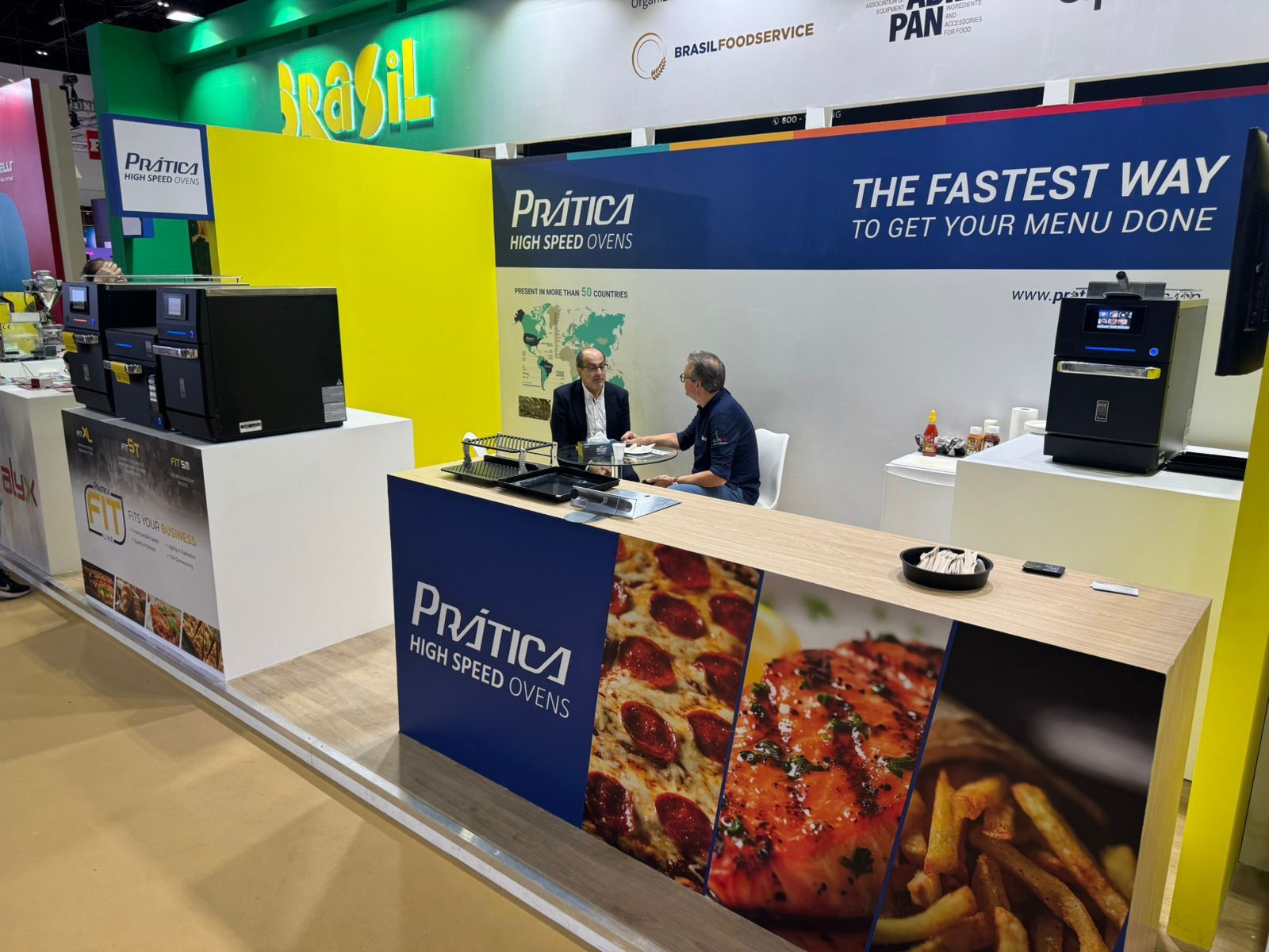 Um homem está sentado em um balcão em frente a uma placa que diz a maneira mais rápida de ter seu menu pronto.