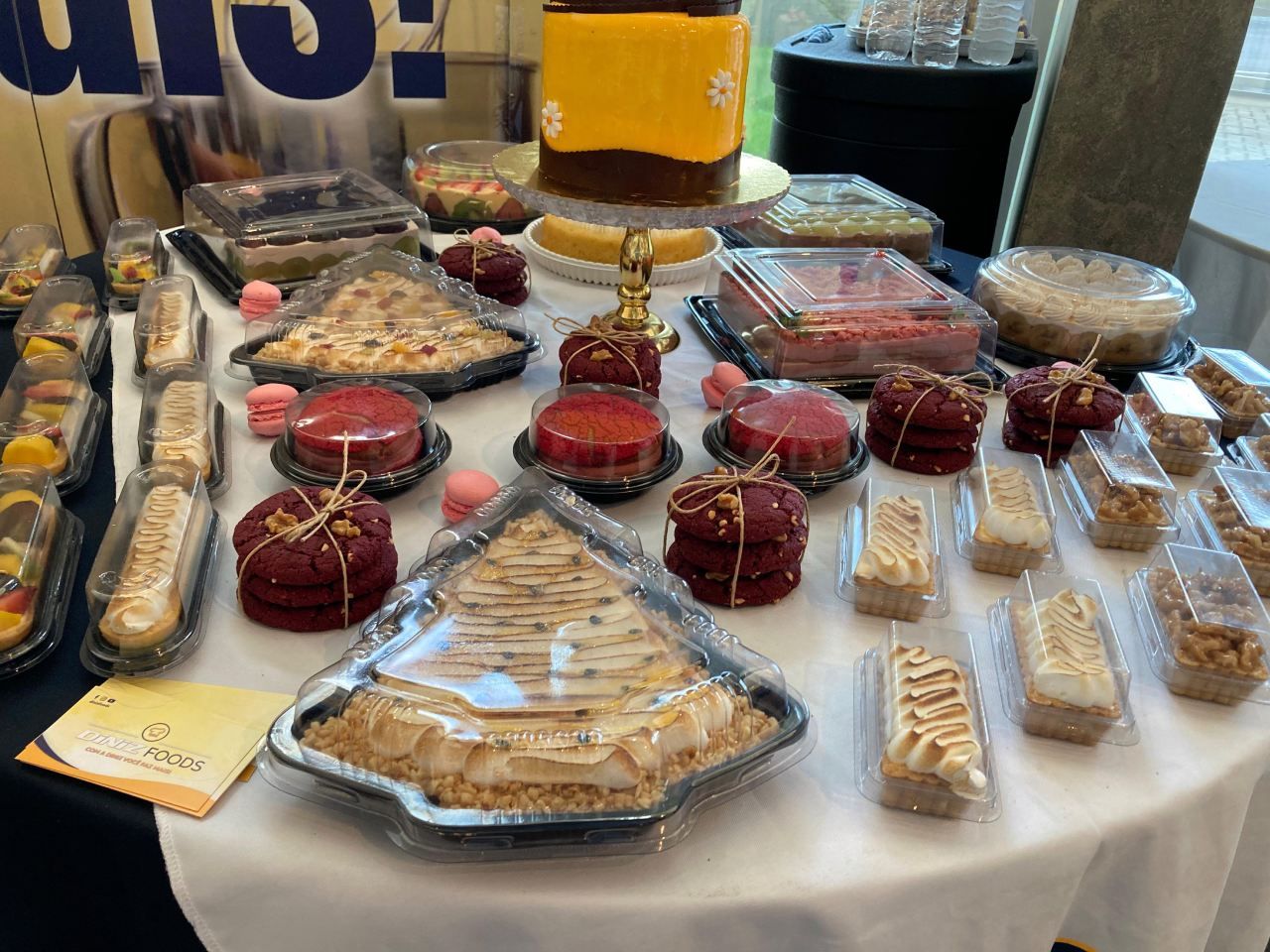 Uma mesa coberta com uma variedade de sobremesas, incluindo um bolo.