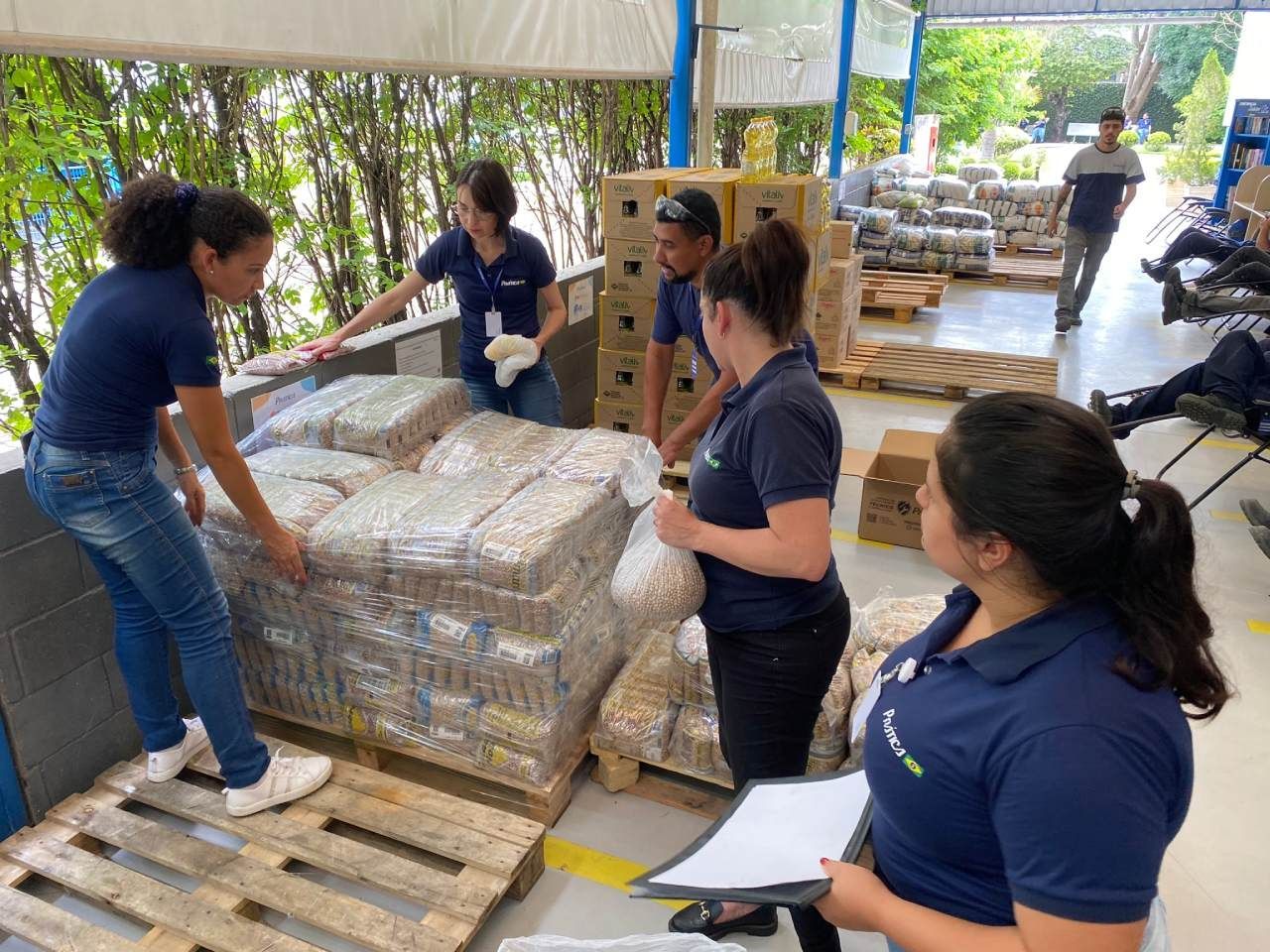 Um grupo de pessoas está trabalhando em um armazém.