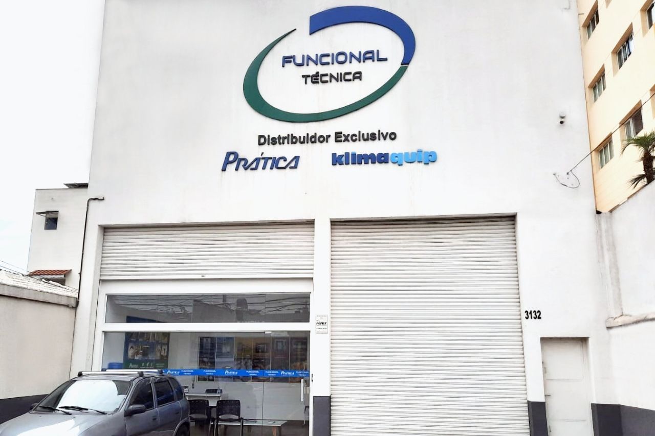 Um carro está estacionado em frente a um prédio que diz funcional tecnica