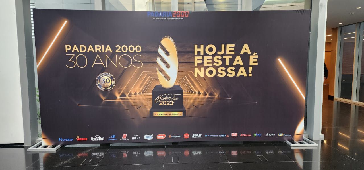 A large sign that says hoje a festa e nossa