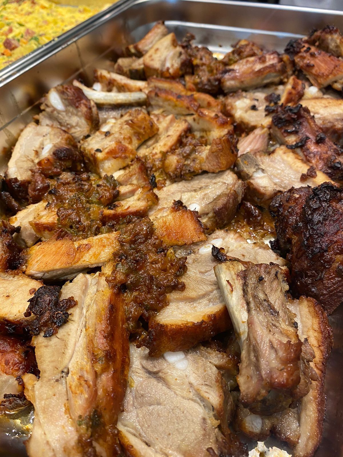 Um close de uma panela cheia de carne e vegetais.