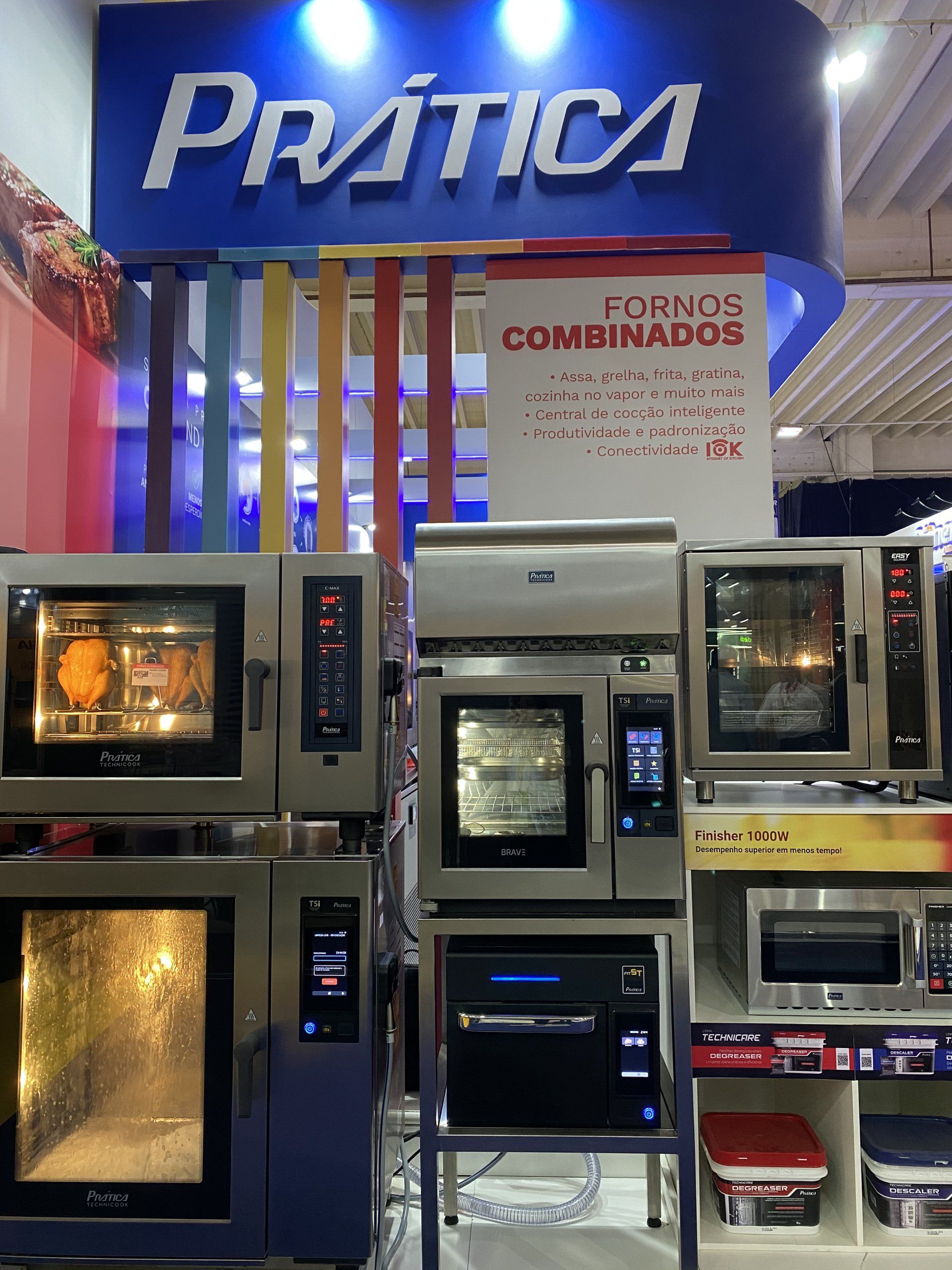 Uma exposição de fornos sob uma placa que diz prática