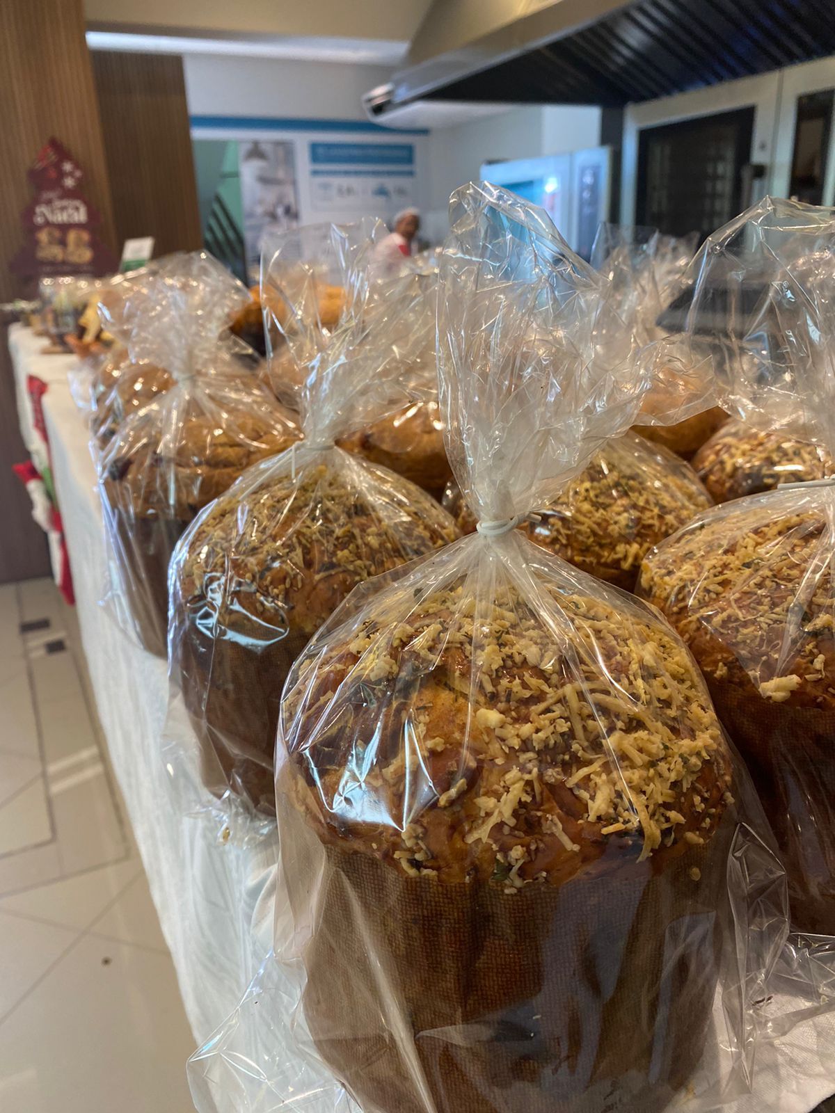 Um monte de muffins embrulhados em sacos plásticos sobre uma mesa.